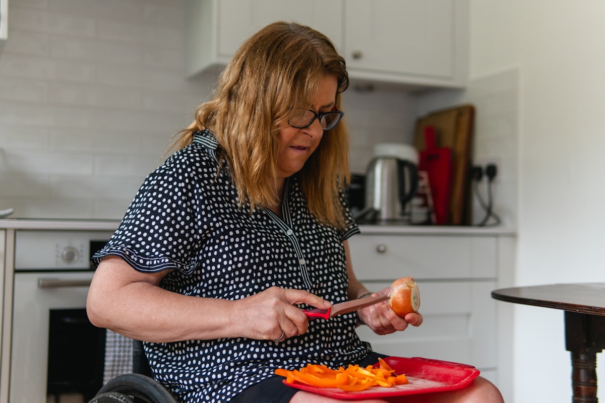 Mamma che allatta con alimentazione equilibrata e sana